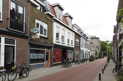 914331 Gezicht in de Koekoekstraat te Utrecht, met links het café Fokus (Koekoekstraat 25).